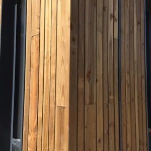 BARDAGE BOIS EPICÉA CLASSE 3.1 BRUN - KARL1 40*40*LONG.DISPONIBLE - Ambiance2 img