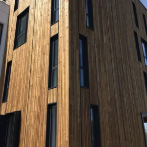 BARDAGE BOIS EPICÉA CLASSE 3.1 BRUN - KARL1 40*40*LONG.DISPONIBLE - Ambiance1 img