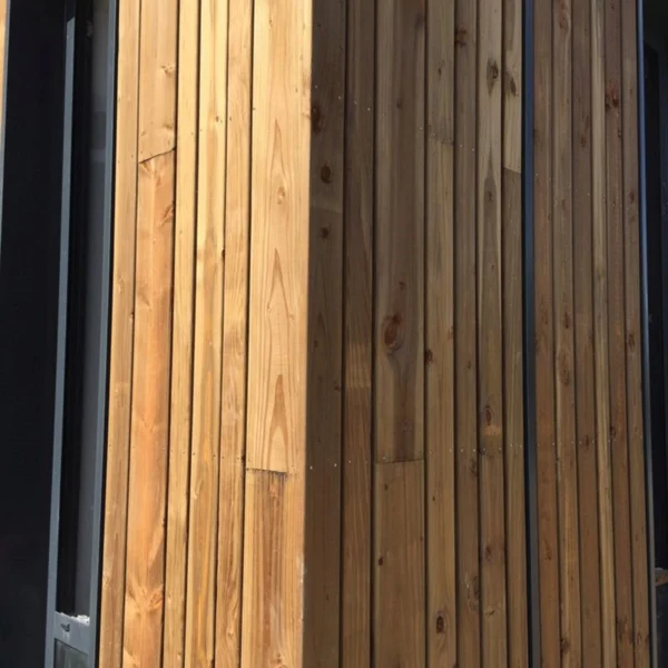 BARDAGE BOIS EPICÉA CLASSE 3.1 BRUN - KARL1 40*40*LONG.DISPONIBLE - Ambiance2 img