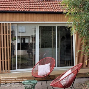 BARDAGE BOIS CHÂTAIGNIER ABOUTÉ CLASSE 4 SATURÉ TON BOIS TEAK - KARL1 40*40*3000 - Ambiance3 img