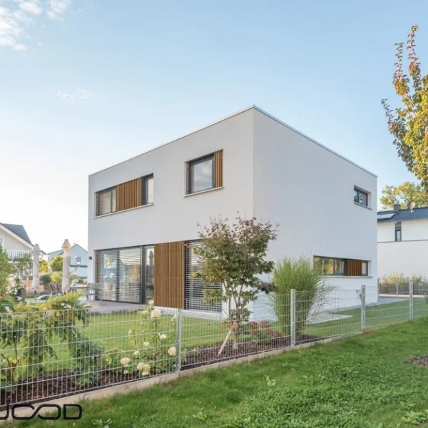 BARDAGE BOIS CHÂTAIGNIER ABOUTÉ CLASSE 4 SATURÉ TON BOIS TEAK - KARL1 40*40*3000 - Ambiance1 img