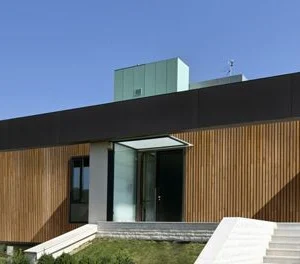 BARDAGE BOIS CHÊNE ABOUTÉ CLASSE 4 NATUREL - KARL1 40*40*3000 - Ambiance1 img