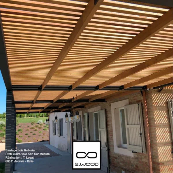 BARDAGE BOIS ROBINIER ABOUTÉ CLASSE 4 NATUREL - KARL1 40*40*3000 - Ambiance2 img