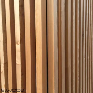 BARDAGE BOIS MÉLÈZE CLASSE 3.2 NATUREL - KARL1 40*40*LONG.DISPONIBLE - Ambiance3 img