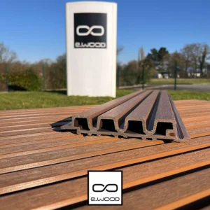 BARDAGE E-WOOD® BOIS COMPOSITE EXCELLENCE BROSSÉ TON BOIS TEAK SUR FOND NOIR - AAGE 34*185*3500 - Zoom img