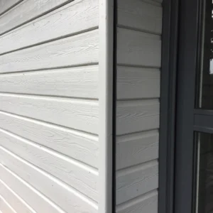 ACCESSOIRES BARDAGE BOIS EPICÉA CLASSE 3.1 PEINT GRIS LUMIÈRE - CORNIERE ANGLE 55*55*3000 - Ambiance2 img