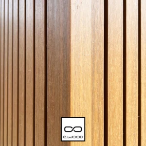 ACCESSOIRE BARDAGE E-WOOD® BOIS COMPOSITE EXCELLENCE BROSSÉ TON BOIS RED CEDAR - CORNIERE ANGLE 66*66*3000 - Ambiance1 img