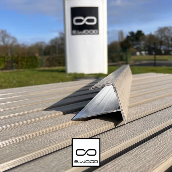 ACCESSOIRE BARDAGE E-WOOD® BOIS COMPOSITE EXCELLENCE BROSSÉ GRIS ANTIQUE - PROFIL EXTRÉMITÉ 37*94*3000 - Packshot1 img