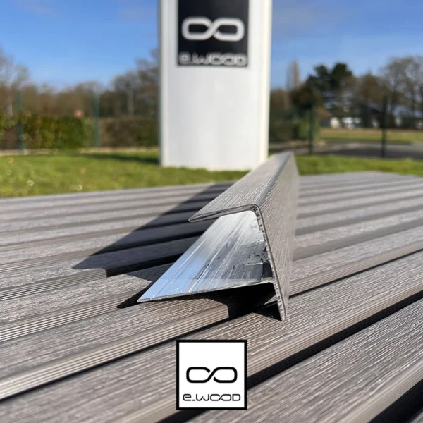 ACCESSOIRE BARDAGE E-WOOD® BOIS COMPOSITE EXCELLENCE BROSSÉ GRIS SILVER - PROFIL FINITION 37*61*3000 - Packshot1 img