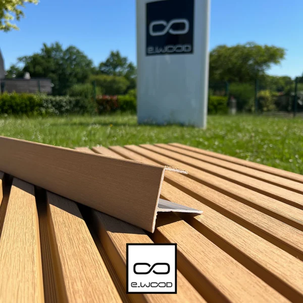 ACCESSOIRE BARDAGE E-WOOD® BOIS COMPOSITE EXCELLENCE BROSSÉ TON BOIS RED CEDAR - PROFIL FINITION 37*61*3000 - Packshot1 img