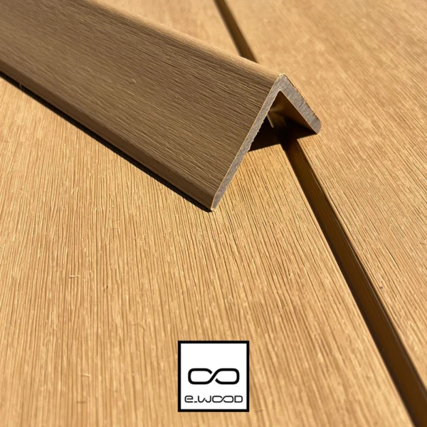 ACCESSOIRE BARDAGE E-WOOD® BOIS COMPOSITE EXCELLENCE BROSSÉ TON BOIS RED CEDAR - CORNIERE ANGLE LOKI 55*55*3000 - Packshot1 img