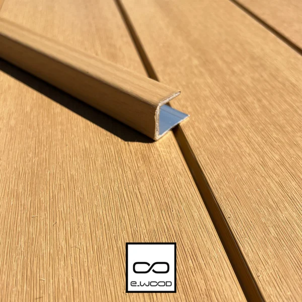 ACCESSOIRE BARDAGE E-WOOD® BOIS COMPOSITE EXCELLENCE BROSSÉ TON BOIS RED CEDAR - PROFIL EXTRÉMITÉ LOKI 22*25*3000 - Packshot1 img
