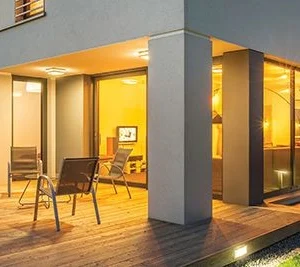 TERRASSE BOIS PIN SYLVESTRE CLASSE 4 BRUN - 2 FACES LISSES 34*185*LONG.DISPONIBLE - Ambiance1 img