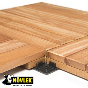 DALLE LISSE BOIS ROBINIER CLASSE 4 NATUREL - DALLE SUR PLOTS 42*500*500 - Ambiance3 img