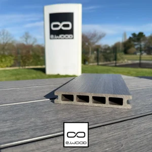 TERRASSE E-WOOD® BOIS COMPOSITE ALVÉOLAIRE STRUCTURÉ ET BROSSÉ GRIS SILVER - CLIP 25*140*2800 - Ambiance5 img