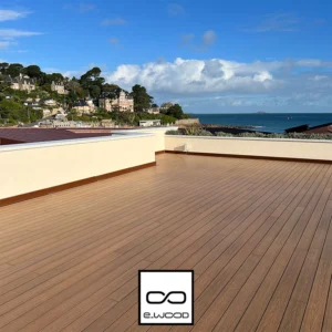 TERRASSE E-WOOD® BOIS COMPOSITE ALVÉOLAIRE STRUCTURÉ ET BROSSÉ TON BOIS IPÉ - CLIP 25*140*2800 - Ambiance2 img