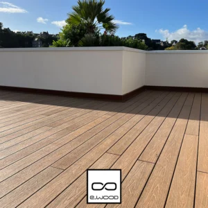 TERRASSE E-WOOD® BOIS COMPOSITE ALVÉOLAIRE STRUCTURÉ ET BROSSÉ TON BOIS IPÉ - CLIP 25*140*2800 - Ambiance3 img