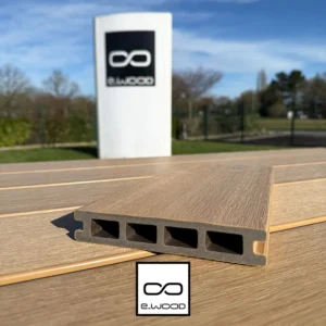 TERRASSE E-WOOD® BOIS COMPOSITE ALVÉOLAIRE STRUCTURÉ ET BROSSÉ TON BOIS RED CEDAR - CLIP 25*140*2800 - Ambiance6 img