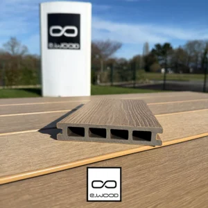 TERRASSE E-WOOD® BOIS COMPOSITE ALVÉOLAIRE STRUCTURÉ ET BROSSÉ TON BOIS RED CEDAR - CLIP 25*140*2800 - Ambiance5 img
