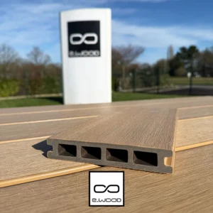 TERRASSE E-WOOD® BOIS COMPOSITE ALVÉOLAIRE STRUCTURÉ ET BROSSÉ TON BOIS TEAK - CLIP 25*140*2800 - Ambiance5 img