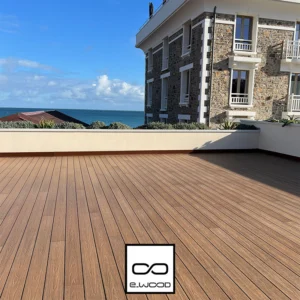TERRASSE E-WOOD® BOIS COMPOSITE EXCELLENCE SEMI-PLEIN STRUCTURÉ ET BROSSÉ TON BOIS IPÉ - CLIP 23*138*4000 - Ambiance1 img