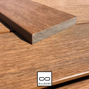 TERRASSE E-WOOD® BOIS COMPOSITE EXCELLENCE PLEIN STRUCTURÉ ET BROSSÉ TON BOIS TEAK - A VISSER 23*138*3000 - Ambiance4 img