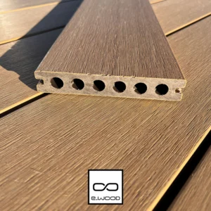 TERRASSE E-WOOD® BOIS COMPOSITE EXCELLENCE STRUCTURÉ ET BROSSÉ TON BOIS RED CEDAR - CLIP 23*138*4000 - Ambiance4 img