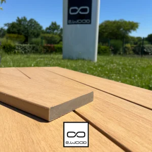 TERRASSE E-WOOD® BOIS COMPOSITE EXCELLENCE PLEIN STRUCTURÉ ET BROSSÉ TON BOIS RED CEDAR - A VISSER 23*138*3000 - Packshot3 img