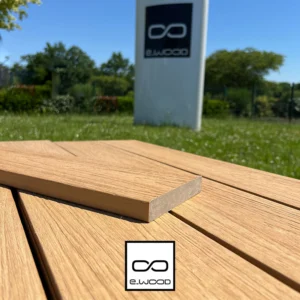 TERRASSE E-WOOD® BOIS COMPOSITE EXCELLENCE PLEIN STRUCTURÉ ET BROSSÉ TON BOIS RED CEDAR - A VISSER 23*138*3000 - Ambiance6 img