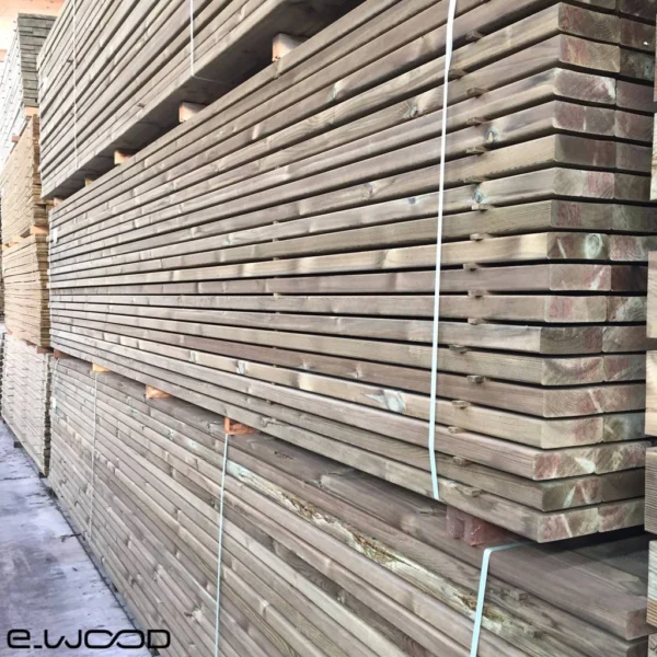 OSSATURE TERRASSE BOIS PIN SYLVESTRE CLASSE 4 VERT - ANGLES ARRONDIS 45*95*LONG.DISPONIBLE - Ambiance3 img