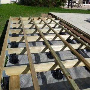 ACCESSOIRES TERRASSE B50 - PLOT RÉGLABLE 55 À 75 MM SPÉCIAL LAMBOURDE BOIS - Ambiance2 img