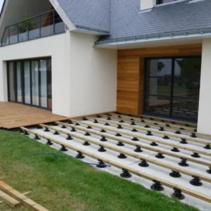 ACCESSOIRES TERRASSE B70 - PLOT RÉGLABLE 75 À 115 MM SPÉCIAL LAMBOURDE BOIS - Ambiance1 img