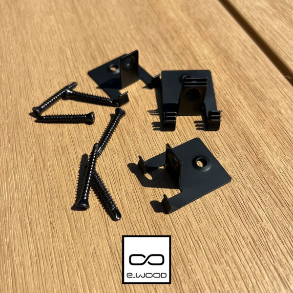 ACCESSOIRE TERRASSE E-WOOD® INOX - CLIP TERRASSE COMPOSITE EN 'F' START END. VISSAGE LATÉRAL POUR TERRASSE COMPOSITE BOITE DE 25 CLIPS + 25 VIS INOX A2 4,2*30MM. BESOIN : 2,5 CLIPS PAR ML POURTOUR CÔTÉ LONG. ENTRAXE LAMBOURDES 40 CM.4,2*30 - Packshot1 img