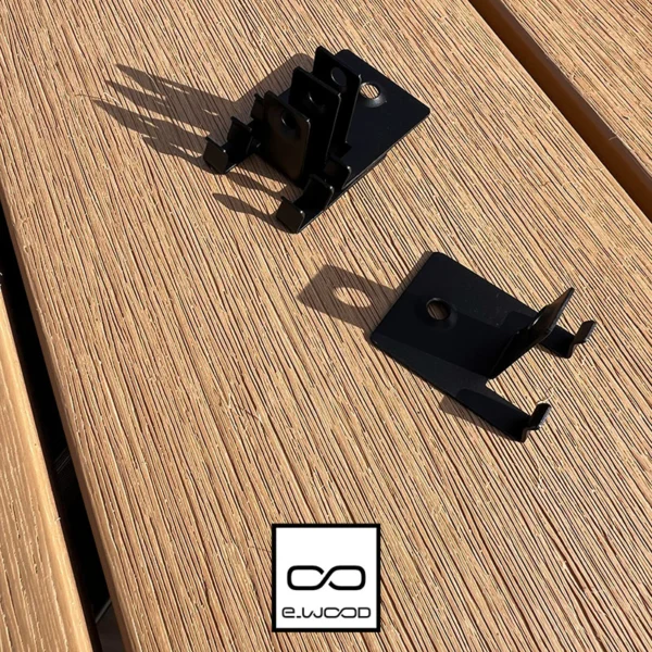 ACCESSOIRE TERRASSE E-WOOD® INOX - CLIP TERRASSE COMPOSITE EN 'F' START END. VISSAGE LATÉRAL POUR TERRASSE COMPOSITE BOITE DE 25 CLIPS + 25 VIS INOX A2 4,2*30MM. BESOIN : 2,5 CLIPS PAR ML POURTOUR CÔTÉ LONG. ENTRAXE LAMBOURDES 40 CM.4,2*30 - Packshot2 img