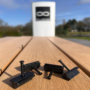 ACCESSOIRE TERRASSE E-WOOD® INOX - CLIPS TERRASSE COMPOSITE AVEC VIS ET EMBOUT, POUR TERRASSE COMPOSITE SUR LAMBOURDE BOIS BOITE DE 100 CLIPS + 100 VIS INOX A2 4,2*35MM. BESOIN : 20 CLIPS M2. ENTRAXE LAMBOURDES 40 CM.4,2*35 - Packshot1 img