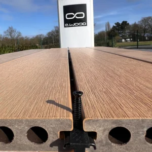 ACCESSOIRE TERRASSE E-WOOD® INOX - CLIPS TERRASSE COMPOSITE AVEC VIS ET EMBOUT, POUR TERRASSE COMPOSITE SUR LAMBOURDE BOIS BOITE DE 100 CLIPS + 100 VIS INOX A2 4,2*35MM. BESOIN : 20 CLIPS M2. ENTRAXE LAMBOURDES 40 CM.4,2*35 - Packshot2 img