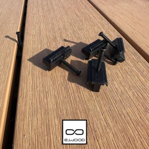 ACCESSOIRE TERRASSE E-WOOD® INOX - CLIPS TERRASSE COMPOSITE AVEC VIS ET EMBOUT, POUR TERRASSE COMPOSITE SUR LAMBOURDE BOIS BOITE DE 100 CLIPS + 100 VIS INOX A2 4,2*35MM. BESOIN : 20 CLIPS M2. ENTRAXE LAMBOURDES 40 CM.4,2*35 - Packshot3 img