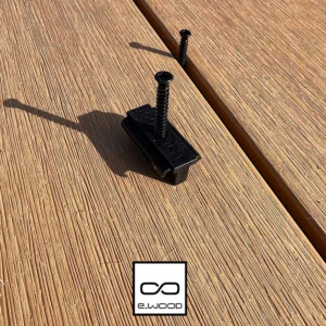 ACCESSOIRE TERRASSE E-WOOD® INOX - CLIPS TERRASSE COMPOSITE AVEC VIS ET EMBOUT, POUR TERRASSE COMPOSITE SUR LAMBOURDE BOIS BOITE DE 100 CLIPS + 100 VIS INOX A2 4,2*35MM. BESOIN : 20 CLIPS M2. ENTRAXE LAMBOURDES 40 CM.4,2*35 - Ambiance1 img