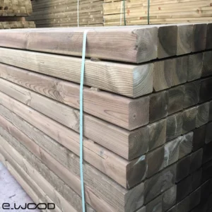 POTEAU BOIS PIN SYLVESTRE CLASSE 4 BRUN - ANGLES ARRONDIS 90*90*2400 - Ambiance3 img