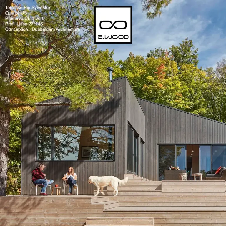 Terrasse en bois de pin sylvestre classe 4 devant une maison a bardage bois, profil lisse 27 x 145 mm