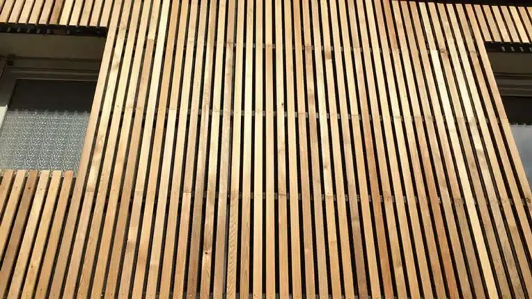 Façade en bardage bois western red cedar posé à claire-voie verticale