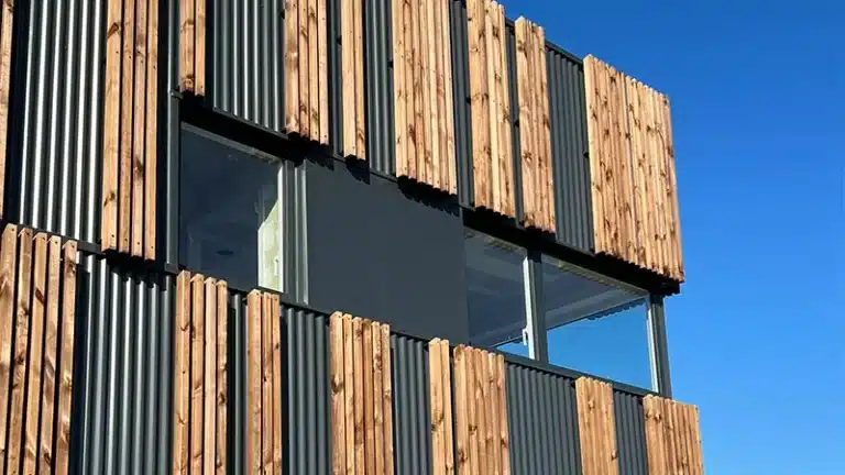 Façade en bardage bois vertical à claire-voie, profil Karl1 en pin sylvestre préservé brun