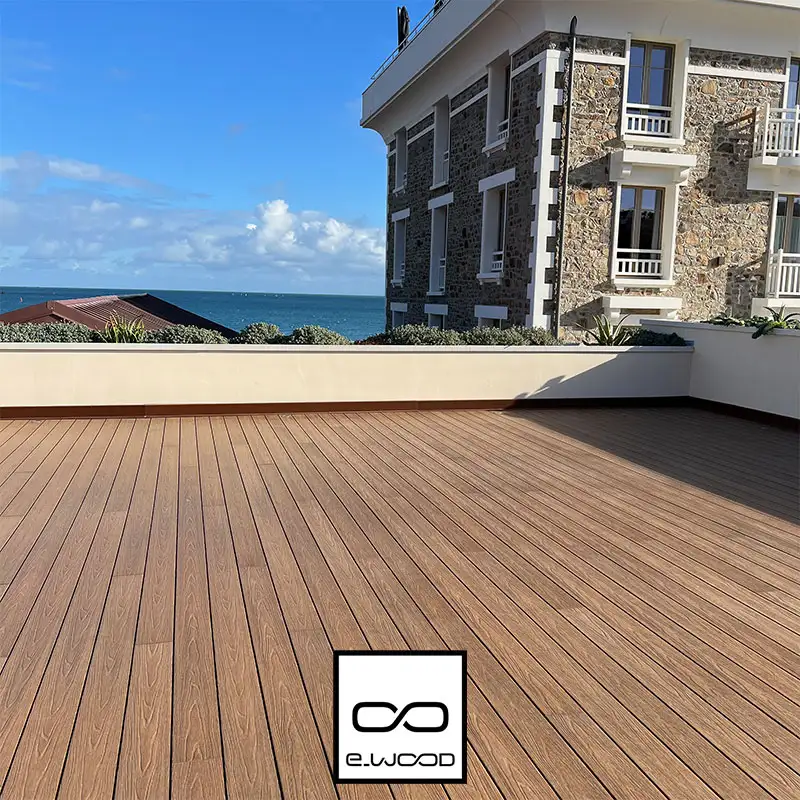 Toit terrasse en lames composite Ton Bois Ipé face à la mer